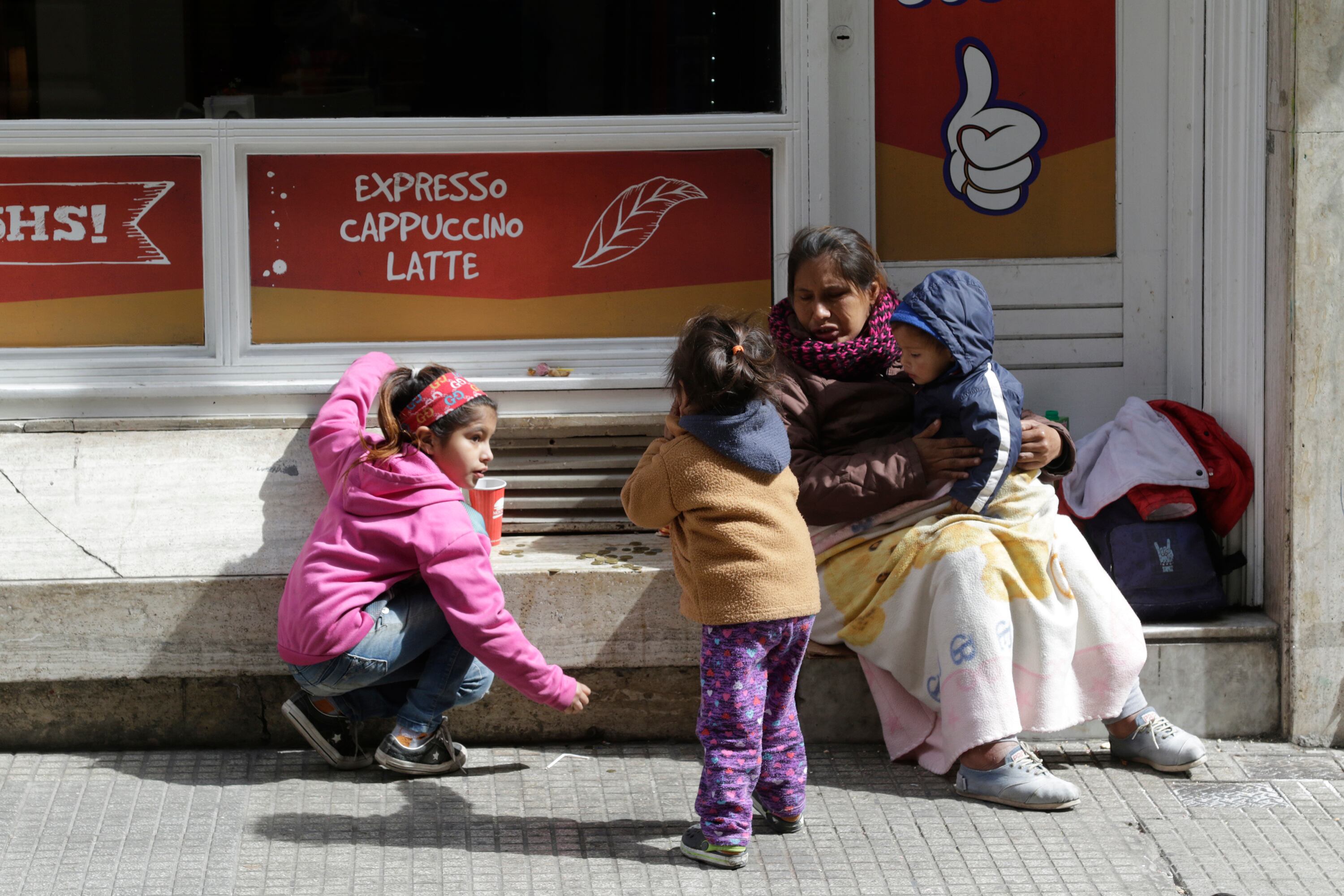 Pettovello recortó en programas creados por ley.