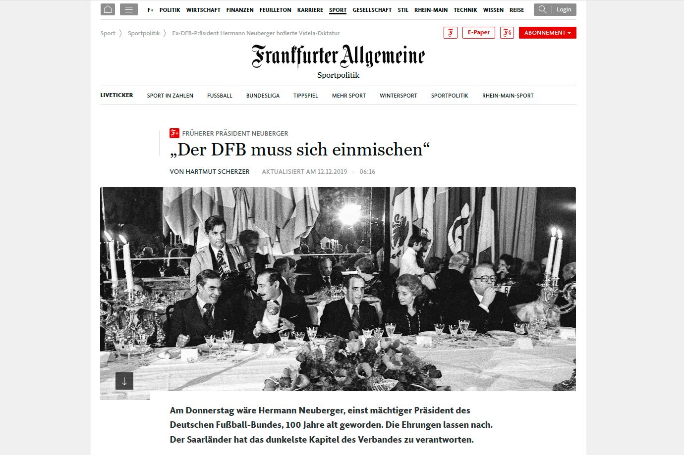 La portada de un diario alemán, con Massera, Videla y Hermann Neuberger sentado en la punta de la mesas.