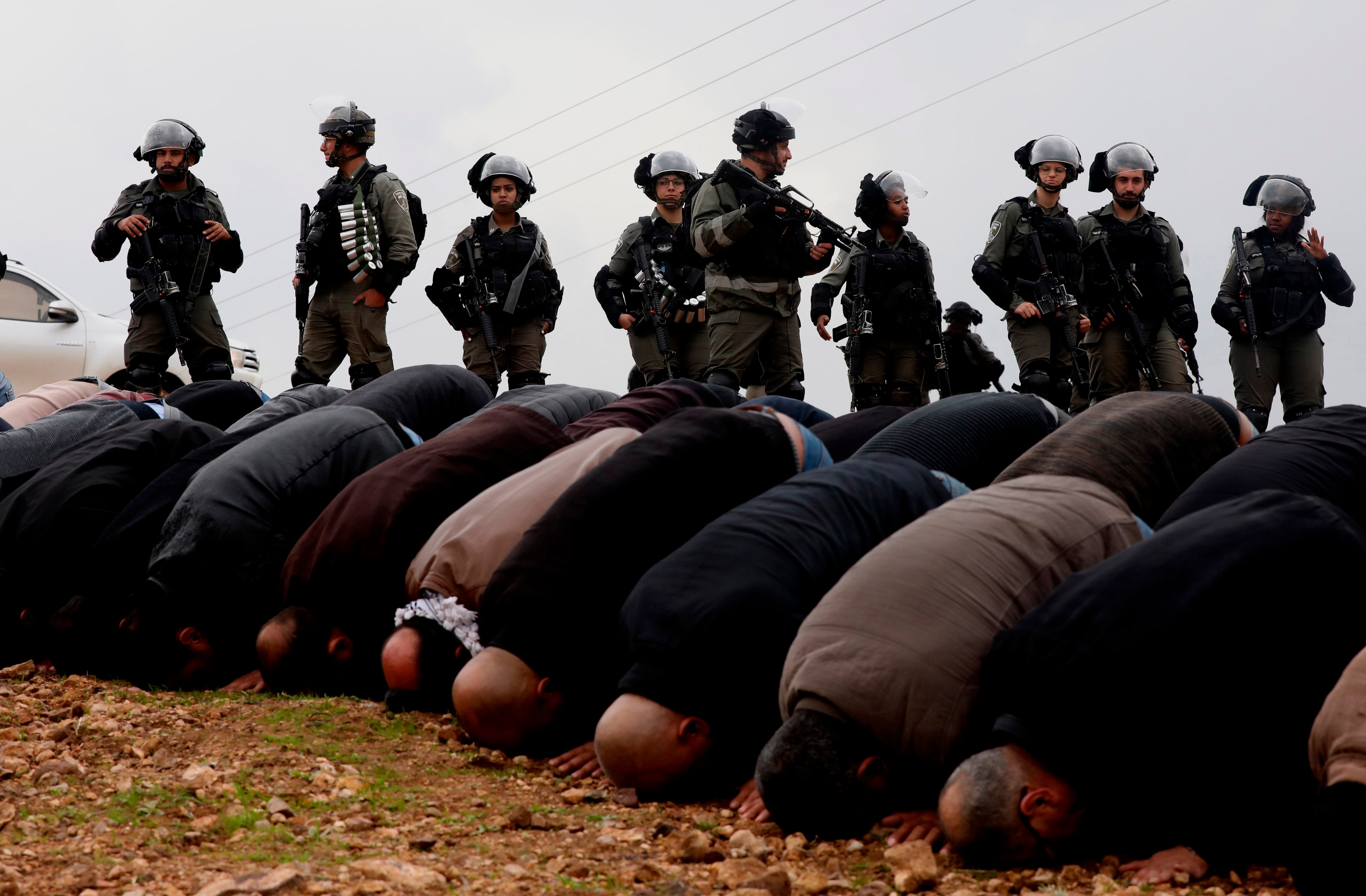 Palestinos rezan durante una protesta en Tubas, Cisjordania. 
