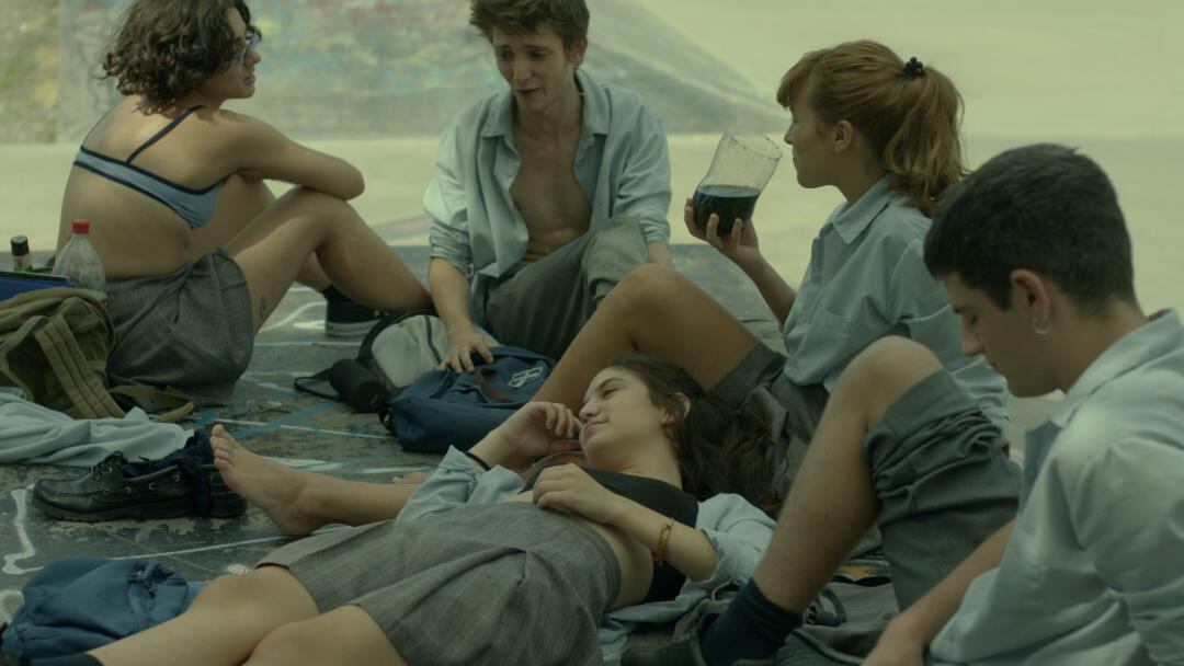 La directora de Camila saldrá esta noche continúa buceando en la vida de los jóvenes. 