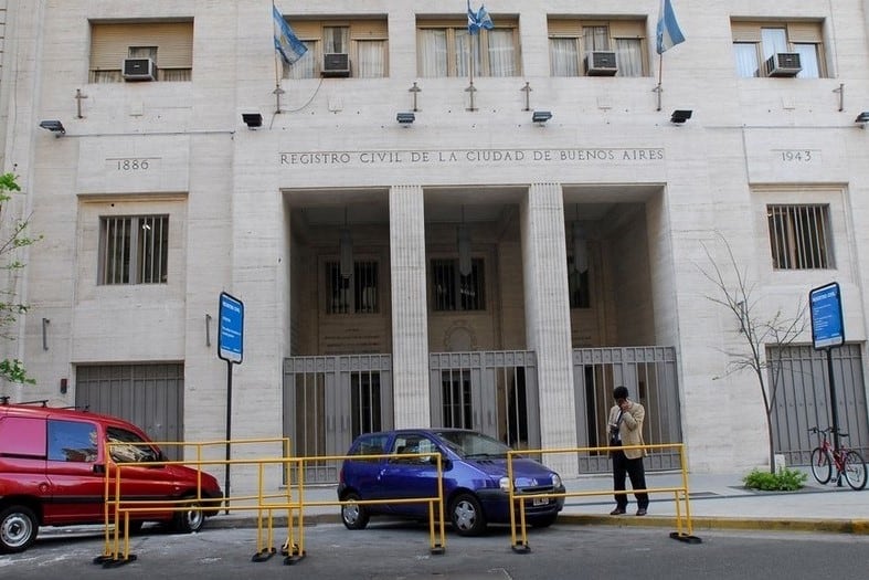 Se trata del primer caso en el que un bebé es registrado con los apellidos de sus dos padres y su madre desde su nacimiento. (Prensa CABA)