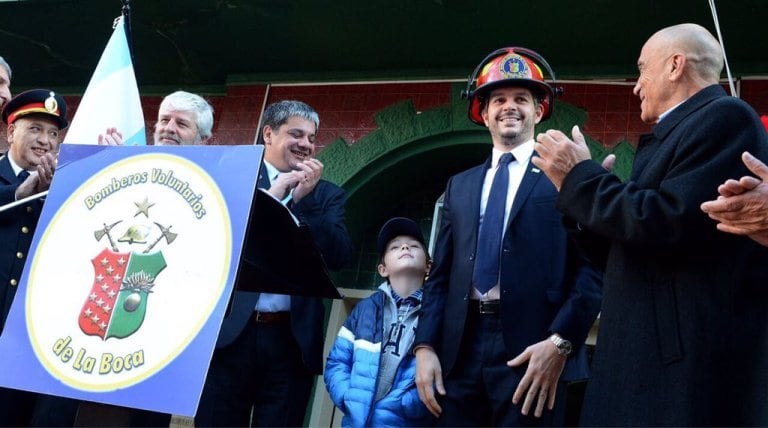 Marcos Peña, homenajeado por los bomberos de La Boca.