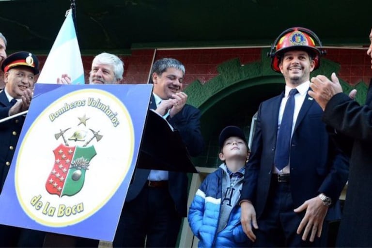 Marcos Peña, homenajeado por los bomberos de La Boca.