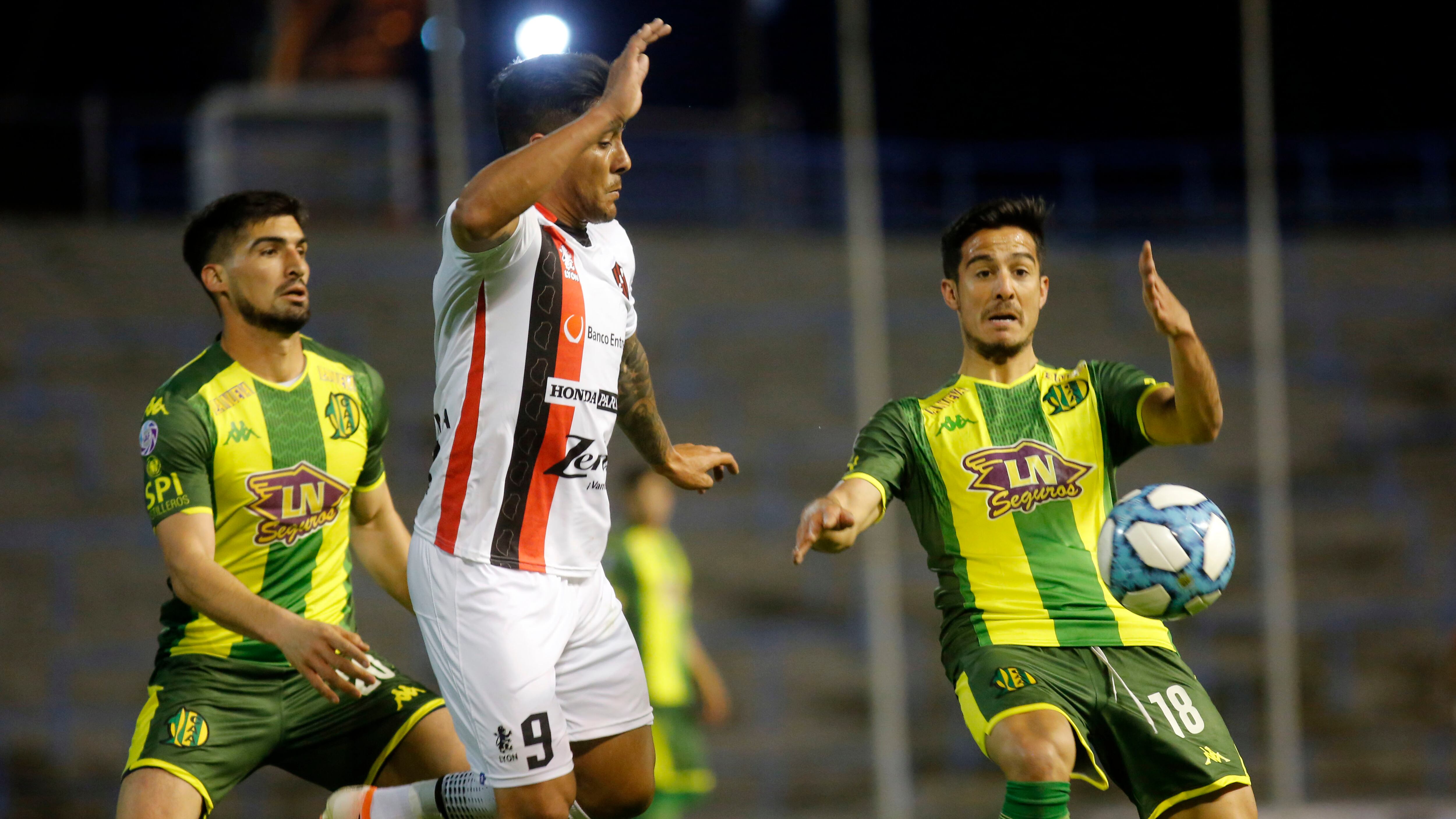 Tarragona, autor del empate agónico de Patronato, disputa la pelota con Bertoglio.