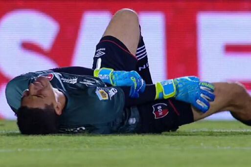 El dolor de Alan Aguerre, que segundos antes había chocado con Carlos Tevez.