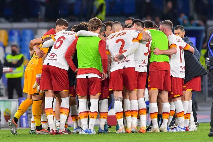 Toda la Roma se abraza tras el agónico 1-1 conseguido en su visita a Napoli