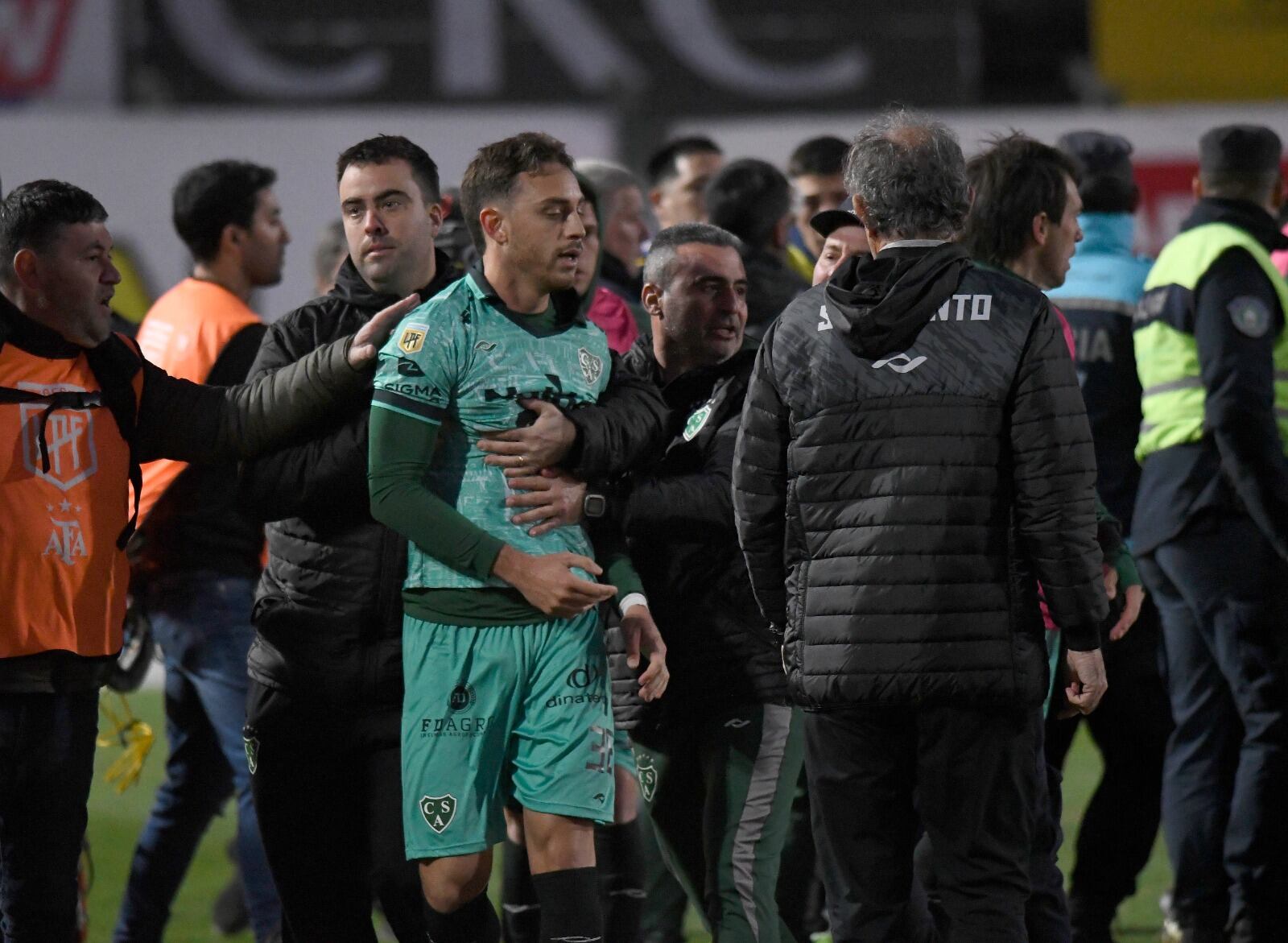 Gallardo es sacado por colaboradores de Sarmiento para que no alimente el tumulto con los jugadores de Boca