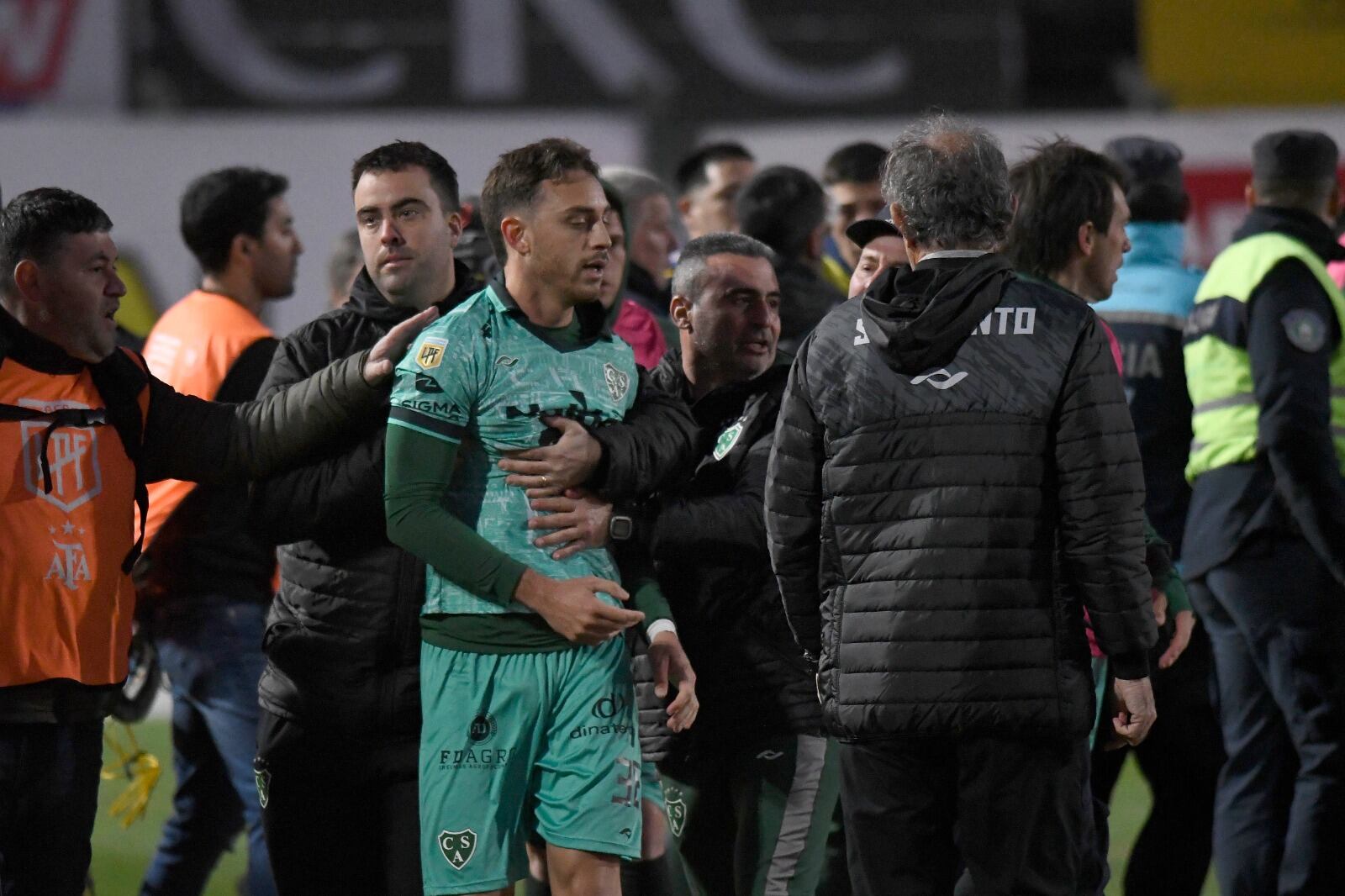 Gallardo es sacado por colaboradores de Sarmiento para que no alimente el tumulto con los jugadores de Boca