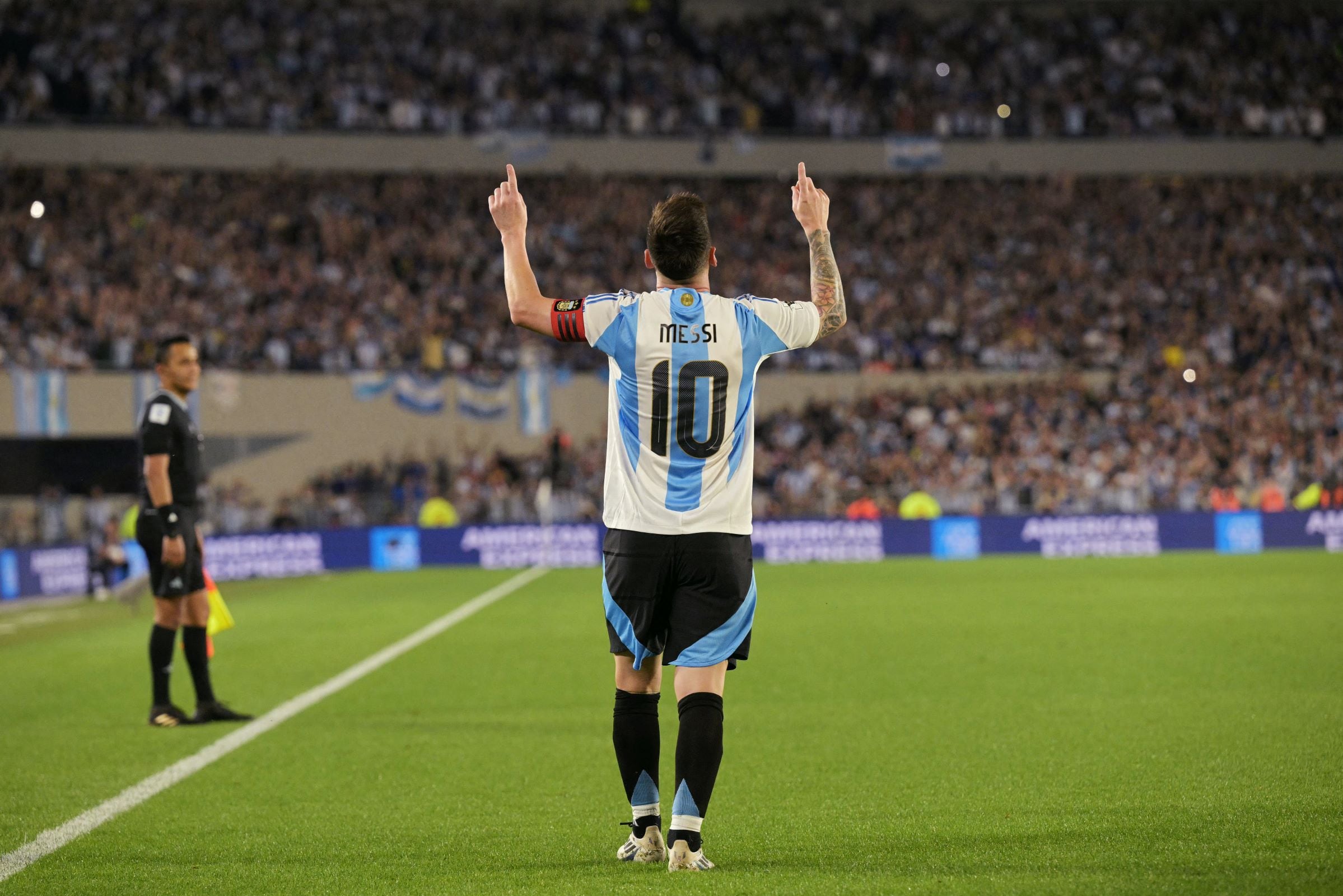 Messi, la gran figura, festejando uno de sus tres tantos
