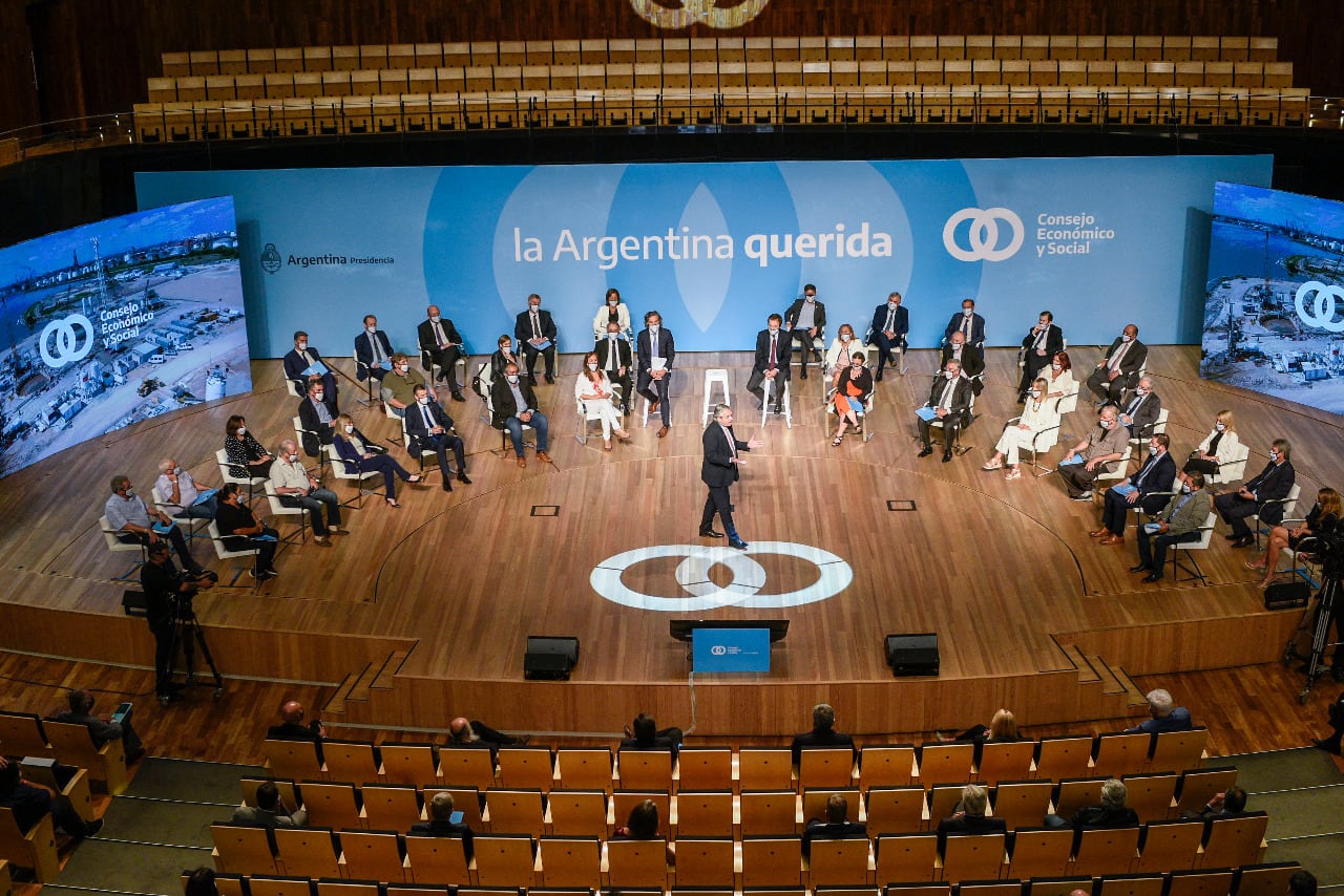 Fernández, con el logo del Consejo, en el acto en el CCK