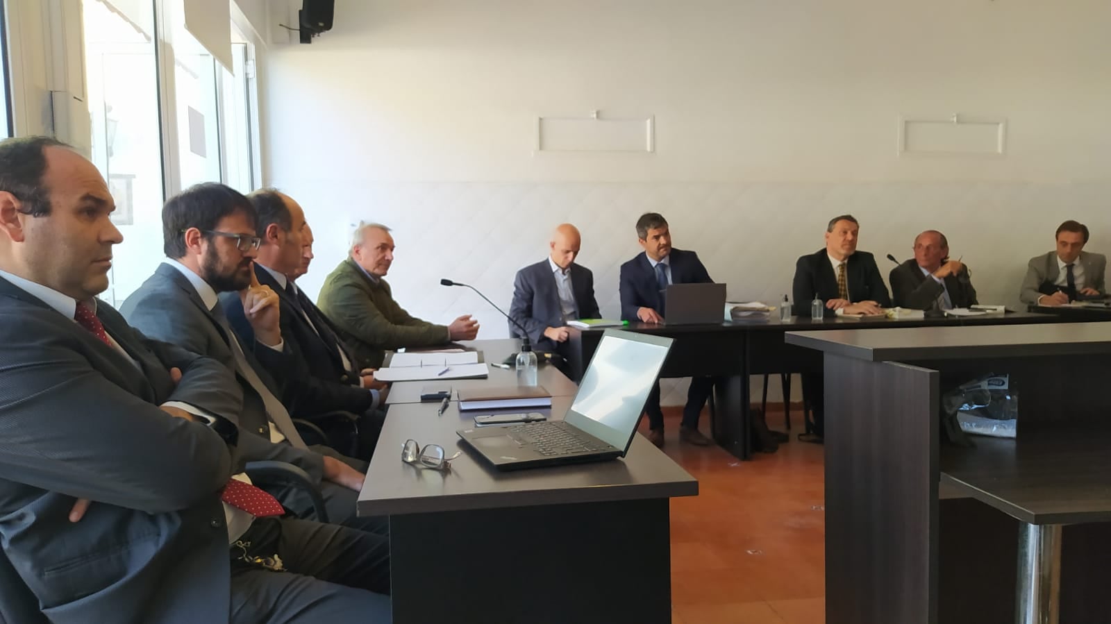 Haddad (campera verde) el primer día de audiencia.