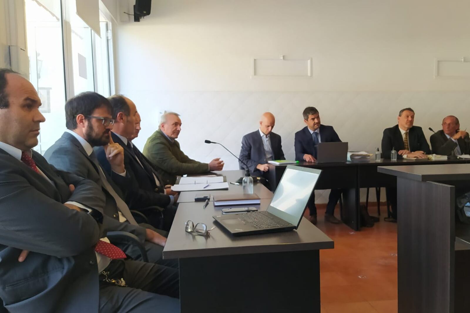 Haddad (campera verde) el primer día de audiencia.