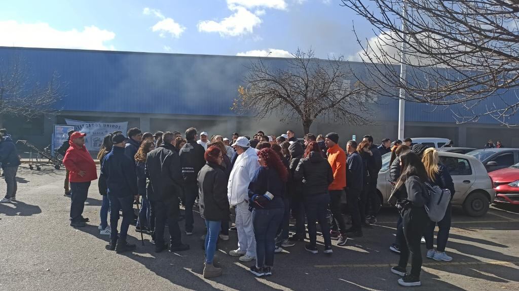 150 trabajadores depedidos de una cadena de supermercados