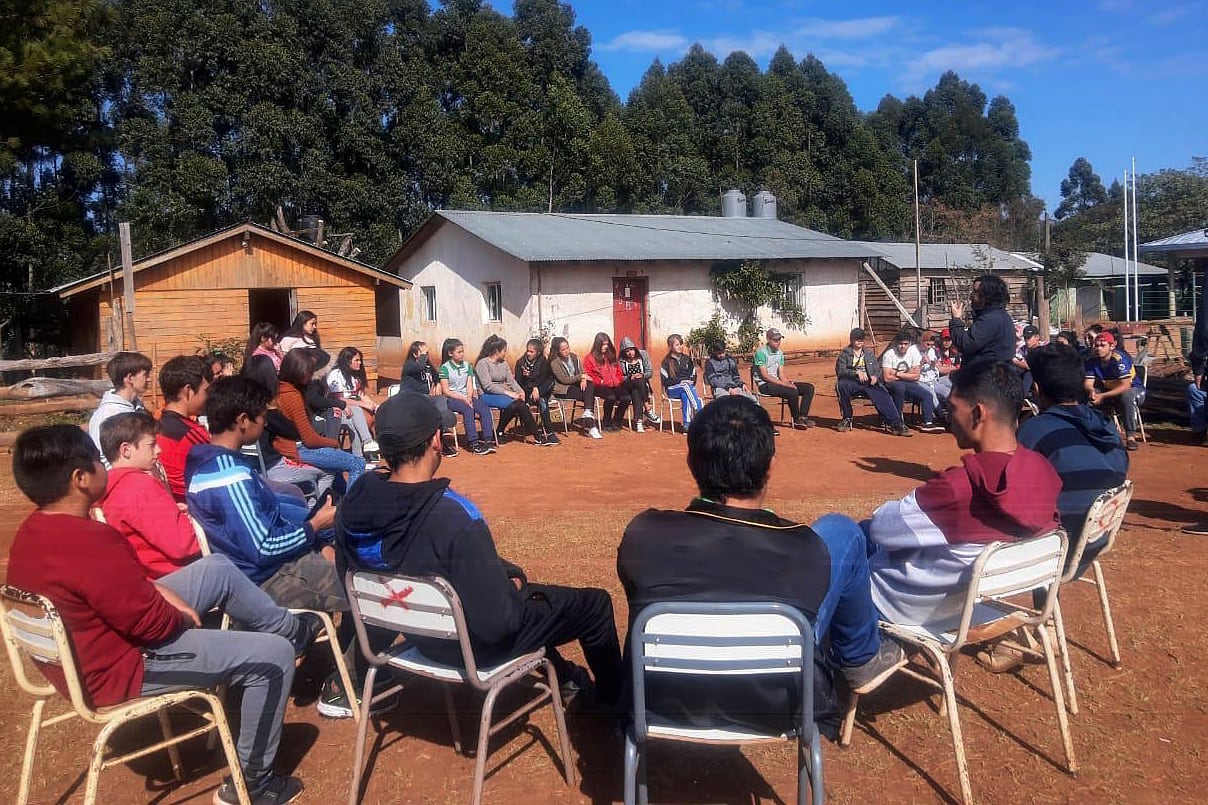 La escuela es el lugar de reunión para encarar el reclamo.