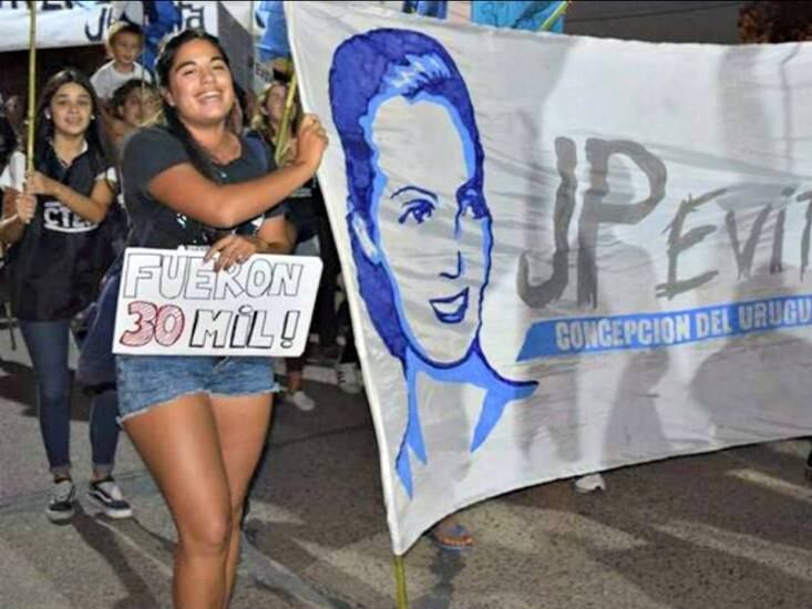 Micaela, en una marcha por la memoria y los desaparecidos.