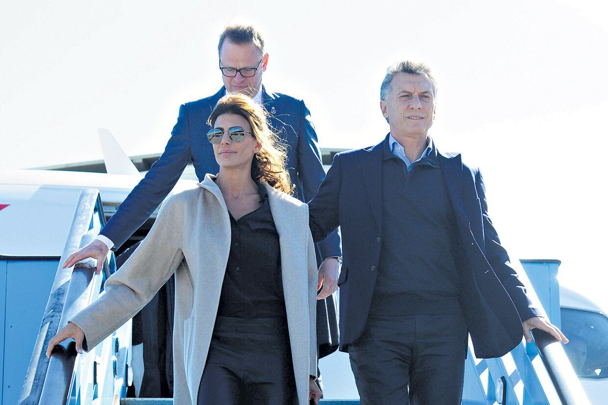 Mauricio Macri y Juliana Awada a su arribo, ayer, al aeropuerto de Schiphol, en las afueras de Amsterdam.