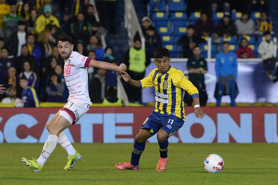 1) Ferreyra se destacó por sus corridas. 2) Komar despeja un centro del granate.