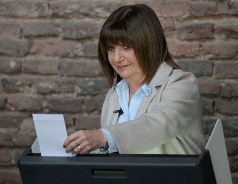 Patricia Bullrich en sus intentos por votar con la BUE. 