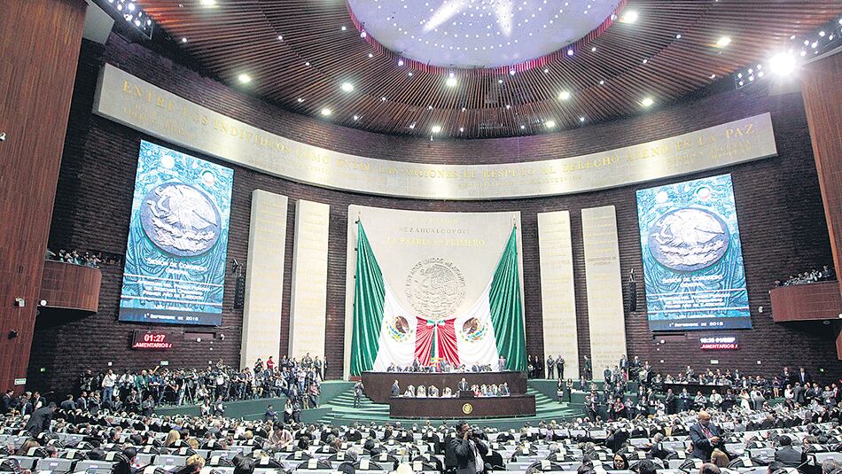 Los nuevos congresistas mexicanos asumieron el sábado; Peña Nieto entregó su informe de gobierno.