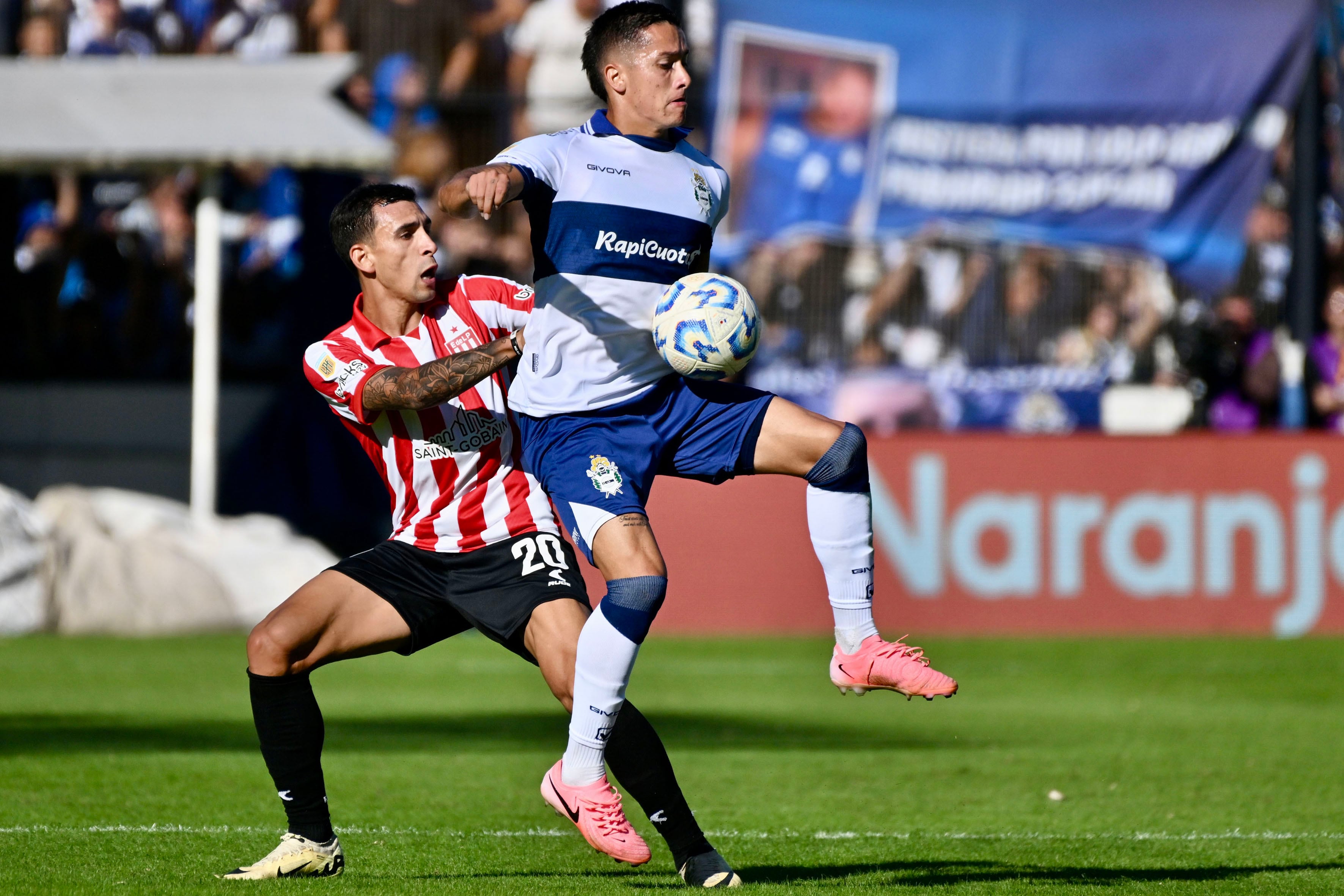 Di Biasi controla la pelota ante la marca de Meza