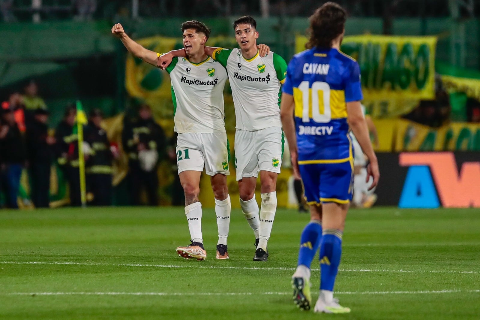 Fernández ya anotó y celebra con Malatini; Cavani y todo Boca lo padecen