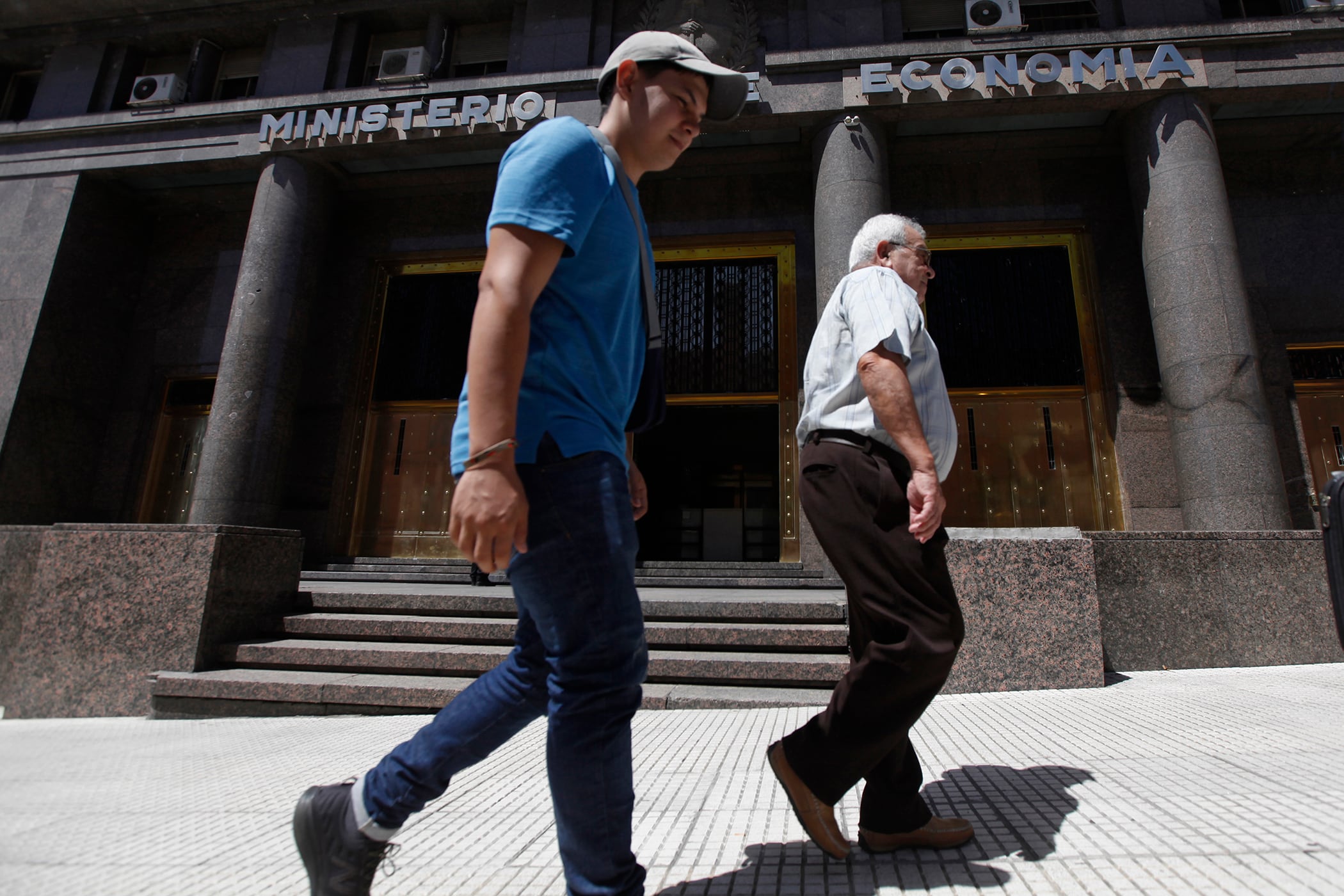 La reducción del Impuesto País implicará una caída del 40 por ciento en una de las principales bases de recaudación que tiene el Ministerio de Economía.