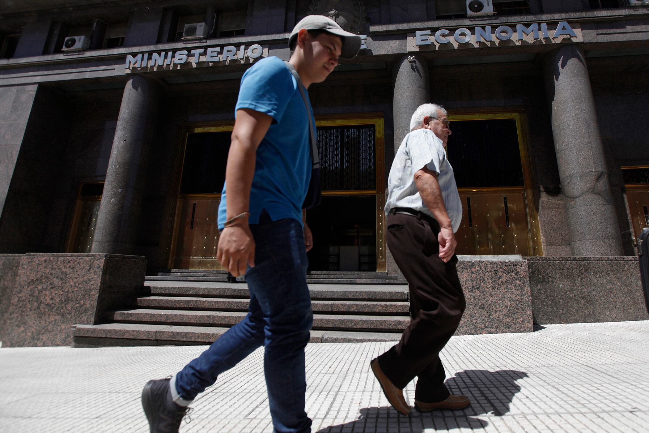 La reducción del Impuesto País implicará una caída del 40 por ciento en una de las principales bases de recaudación que tiene el Ministerio de Economía.