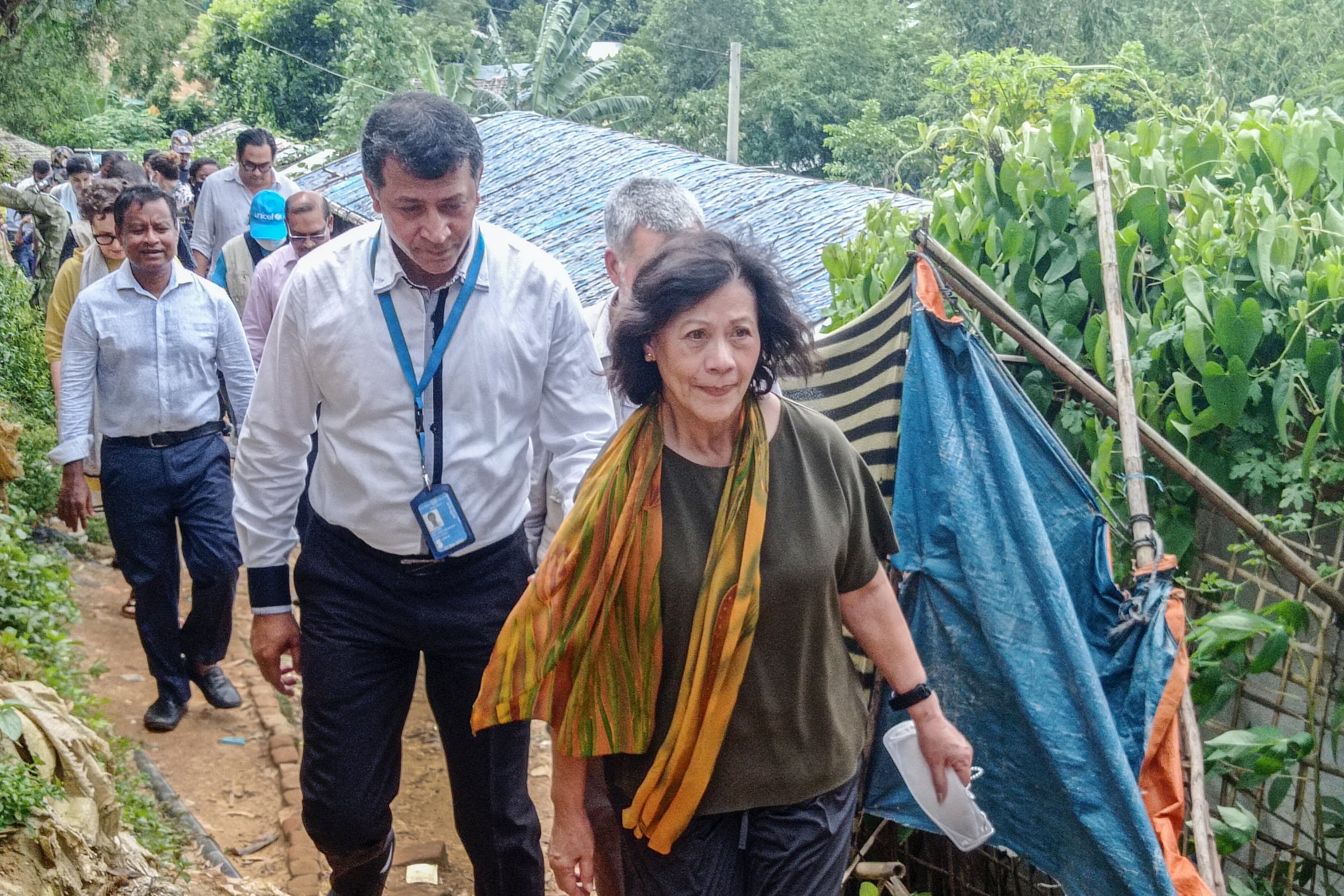 La enviada de la Onu, Noeleen Heyzer visita un campamento de refugiados  rohingya en Burma el año pasado. 