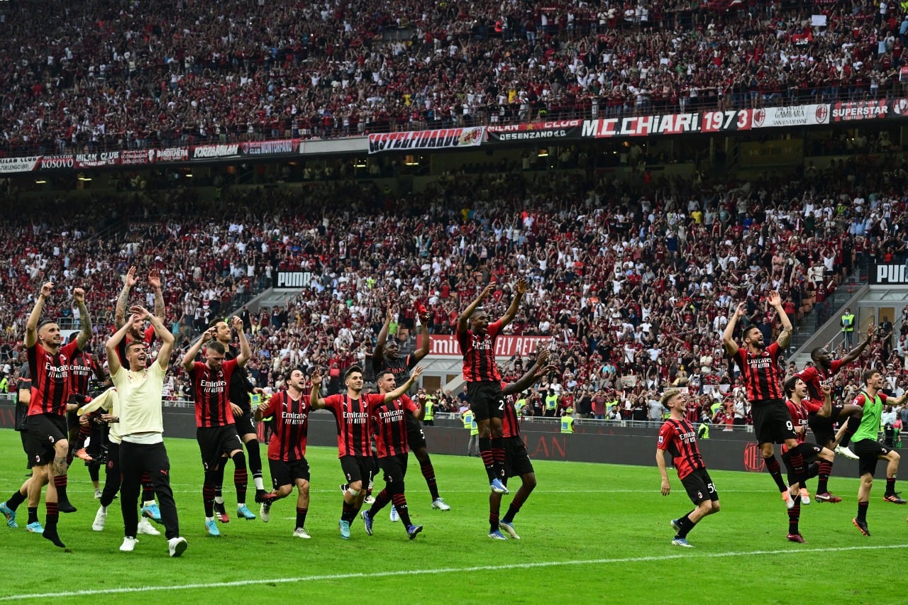 No es campeón aún, pero el equipo rossonero celebra por anticipado