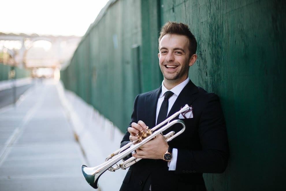 Benack tiene 33 años y actualmente está radicado en Nueva York. 