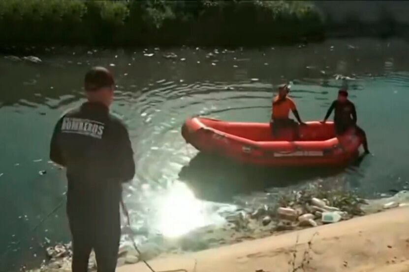 La joven mide 1,60 metros, es de contextura física delgada, tiene ojos oscuros, piel clara y cabello rubio.