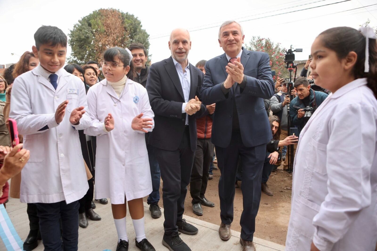 En la Escuela 475 de Perico, Morales y Larreta se sacaron fotos de campaña con chicos.