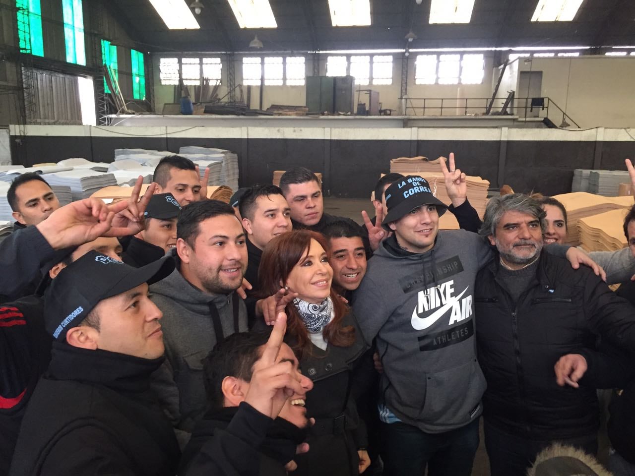 CFK con los trabajadores de Cuero Flex, adonde fue junto a su compañero de fórmula Jorge Taiana.