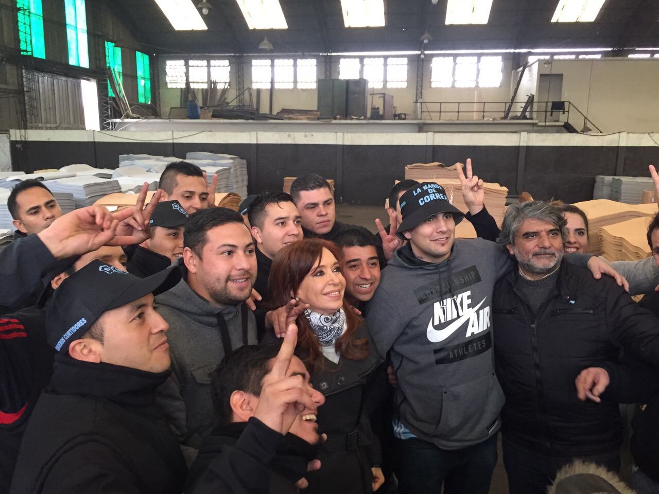 CFK con los trabajadores de Cuero Flex, adonde fue junto a su compañero de fórmula Jorge Taiana.