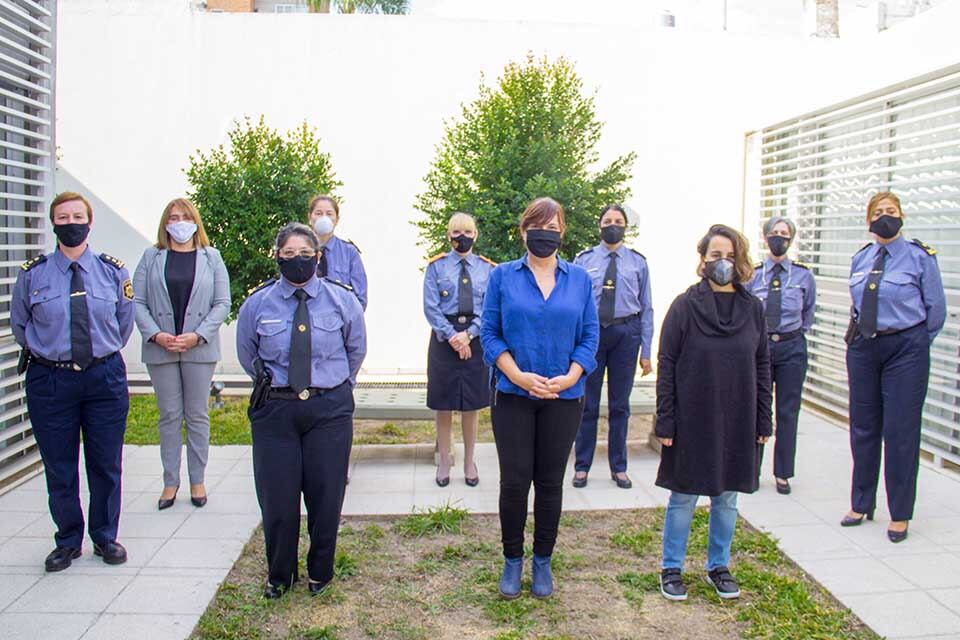 Mujeres policías en puestos jerárquicos tras la reunión con funcionarias del gobierno.