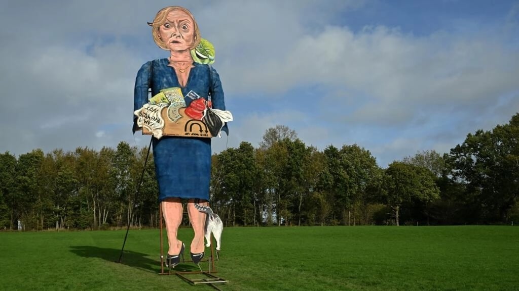 La efigie gigante de la exprimer ministra británica Liz Truss que será quemada en Edenbridge, en el sur de Inglaterra. (Foto:AFP)
