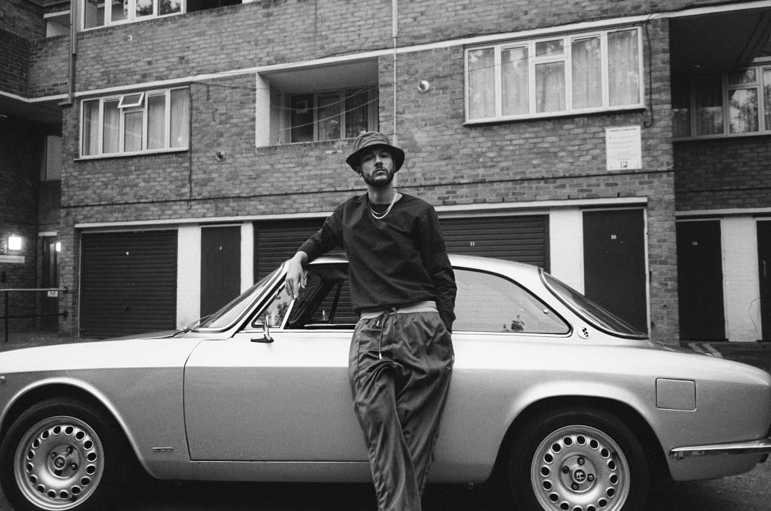 Hijo de madre asiática, Williams se define como "un samurái londinense". 