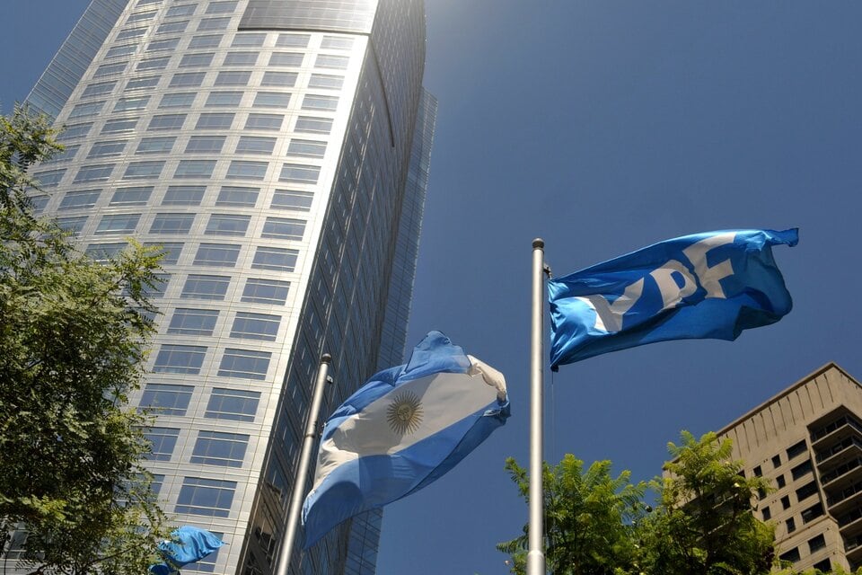 Milei todavía no definió quien conducirá la petrolera YPF.