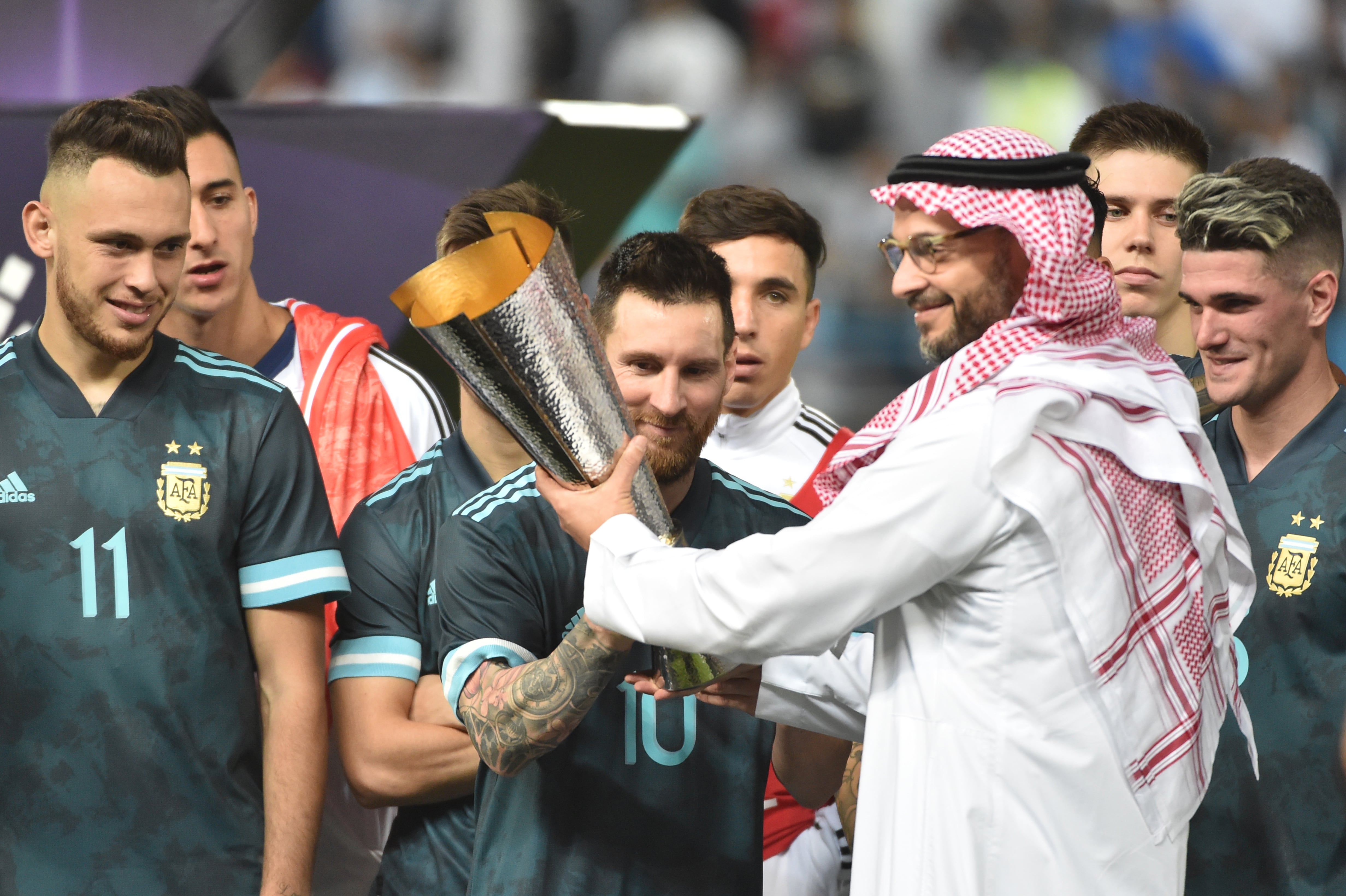 Messi levanta el trofeo tras la victoria ante el clásico rival.