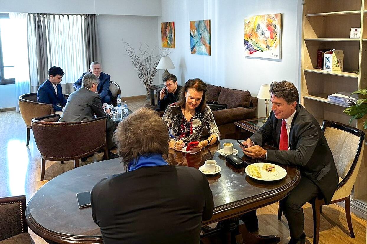 El presidente electo junto al próximo jefe de Gabinete, Nicolás Posse y la futura canciller, Diana Mondino.