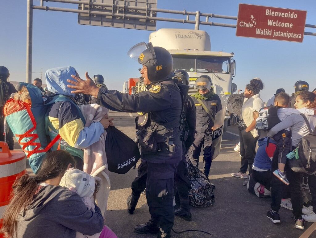 Migrantes en el punto fronterizo cerca de la localidad peruana de Tacna
