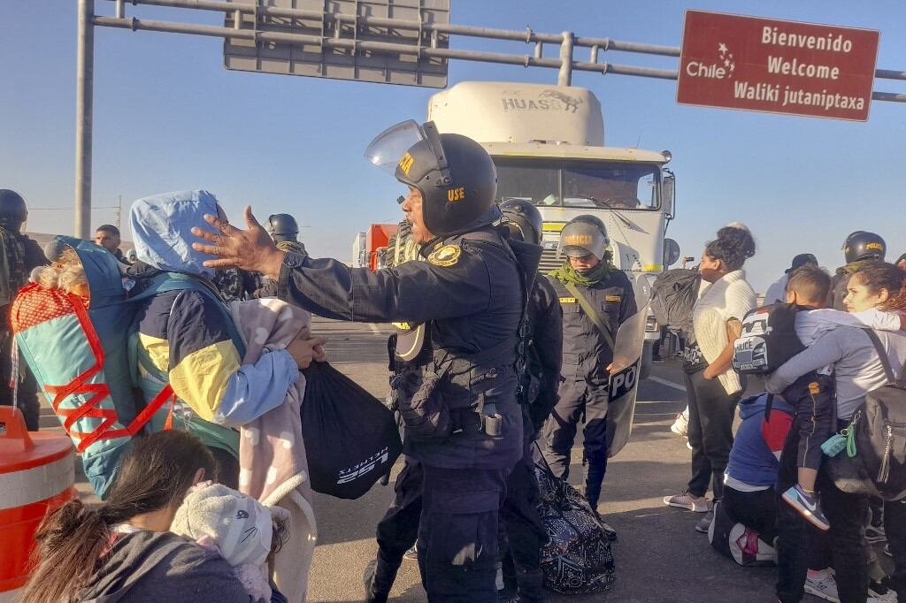 Migrantes en el punto fronterizo cerca de la localidad peruana de Tacna
