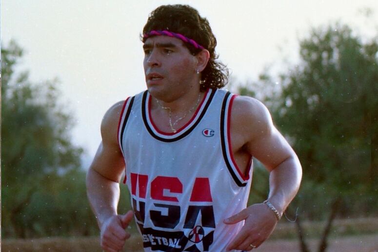 Maradona entrena con la camiseta de Jordan.