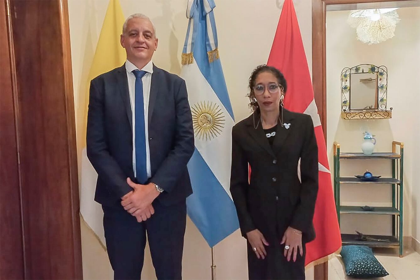 El secretario de Derechos Humanos, Horacio Pietragalla, junto a la embajadora argentina en El Vaticano, María Fernanda Silva.