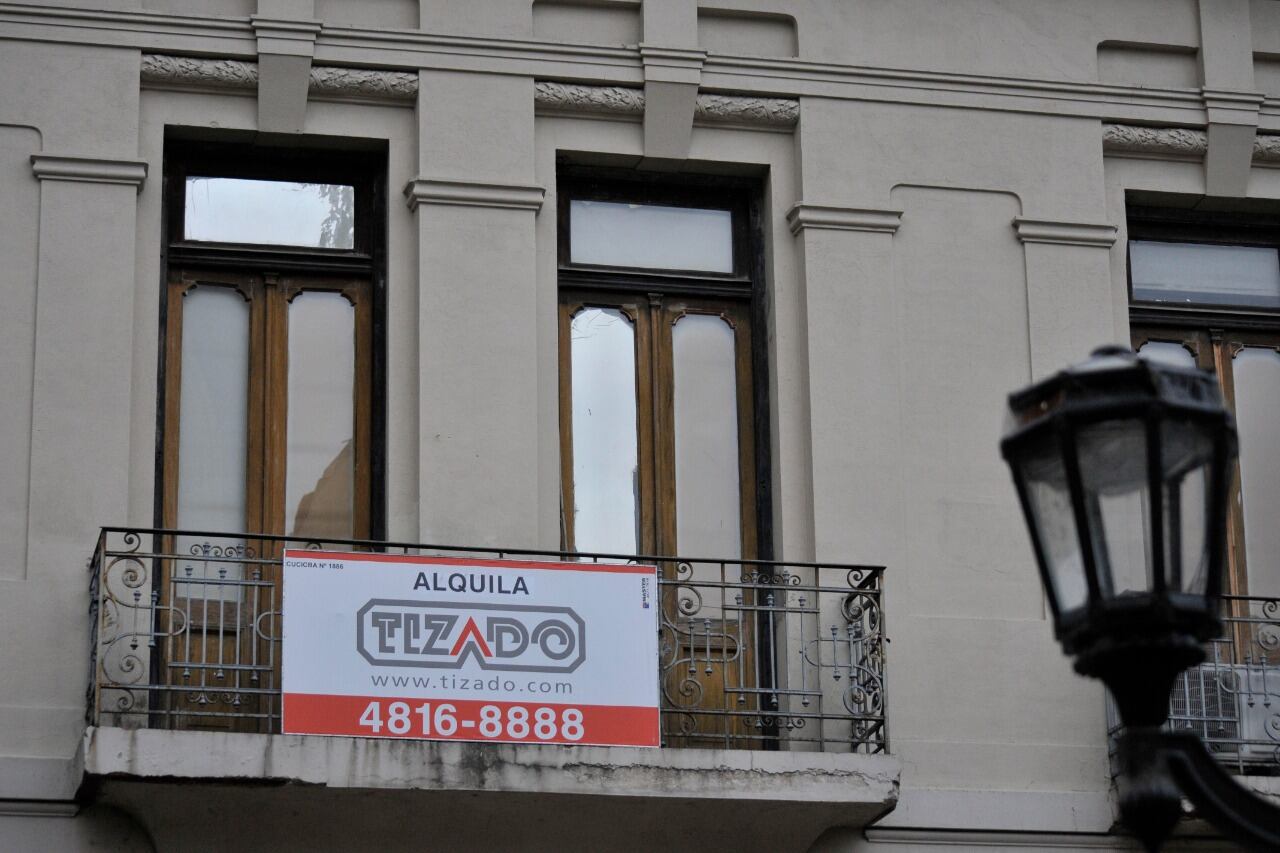 La norma no habilita a dejar de pagar, pero prohibe los desalojos.