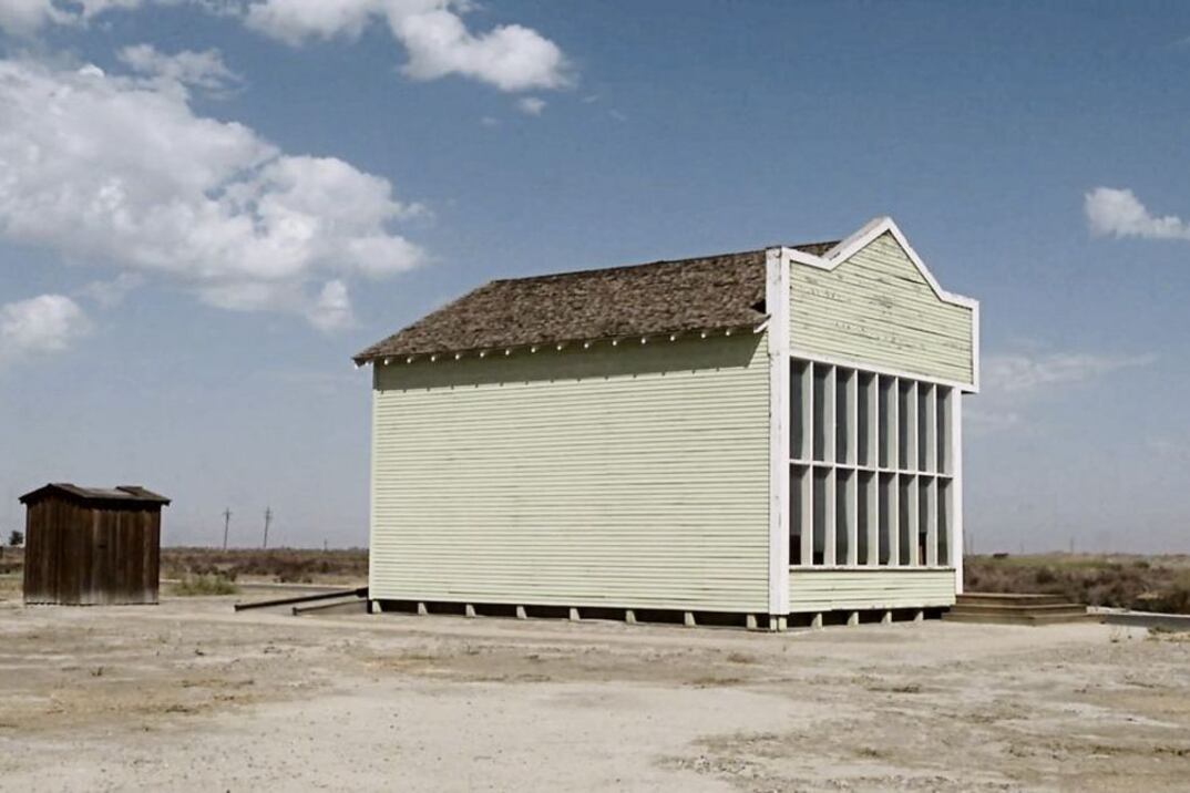 Hay algo espectral en todos esos retratos de la desolación, que hablan de un pasado remoto.