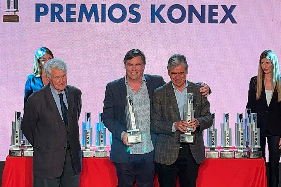 Vila, junto a De Mendoza, la noche de los Konex de Paltino 2023.