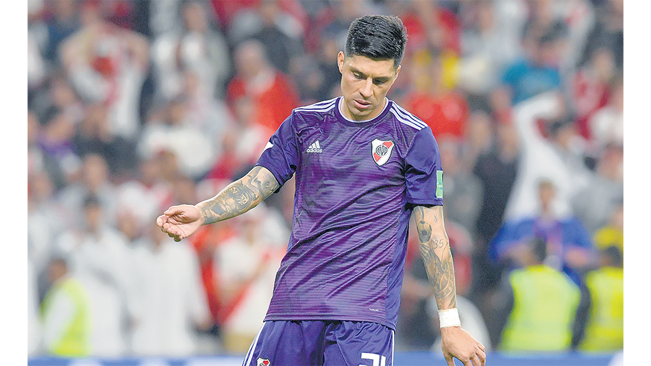 Enzo Pérez se va molesto por el penal errado en la definición.