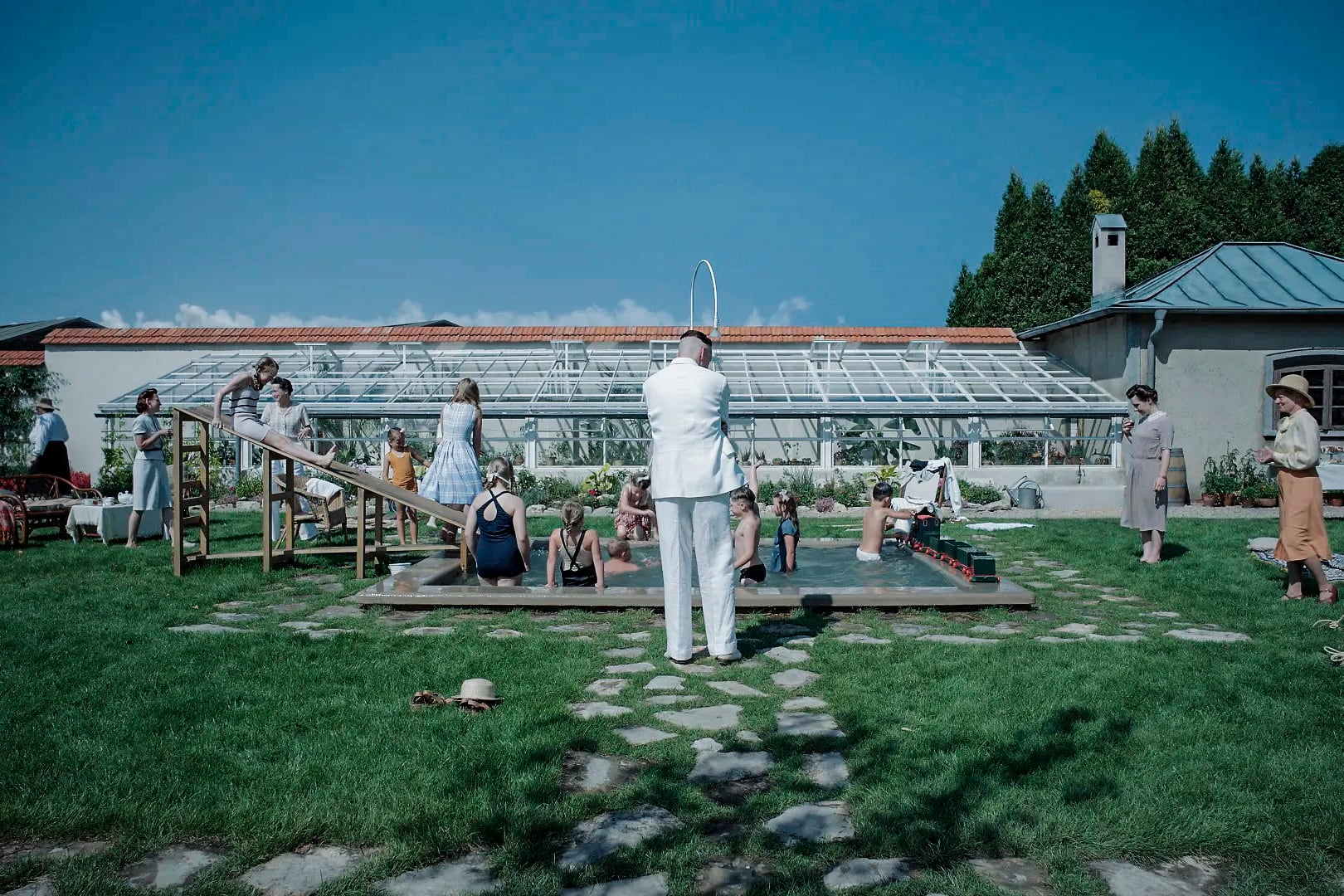 El comandante nazi Rudolf Höss (Christian Friedel) disfrutando de su casa en Auschwitz.