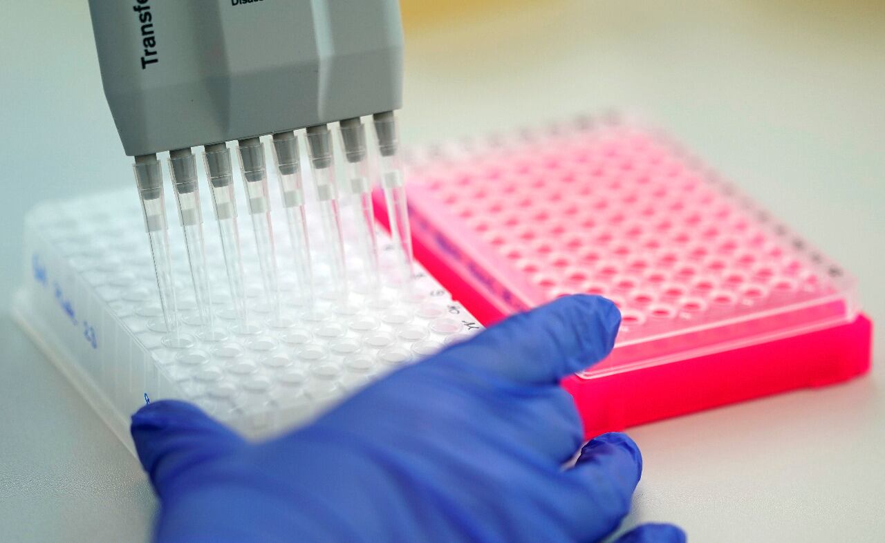 En el Reino Unido autorizaron infectar personas a personas sanas para probar la efectividad de medicinas contra el coronavirus.